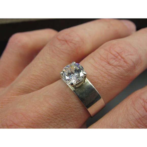 Size 8.75 Sterling Silver Clear Cubic Zirconia Brilliant Gem Band Ring - Picture 3 of 8